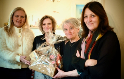 Góðgerðanefnd Rótarýklúbbsins Landvættir færir Bryndísi Christensen starfskonu Vinjar gjöfina. Með er Sigulaug M. Jónasdóttir.